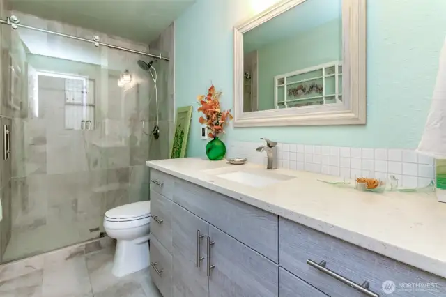 Main level bath and shower