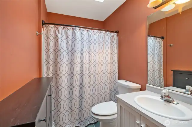 Full Guest Bath located on the 2nd floor