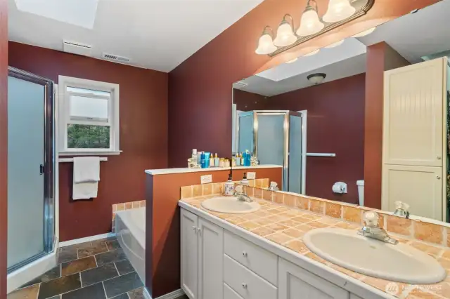5-piece en suite.