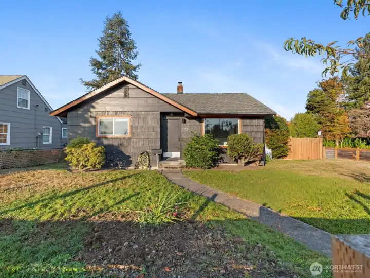 Cozy home on HUGE corner lot
