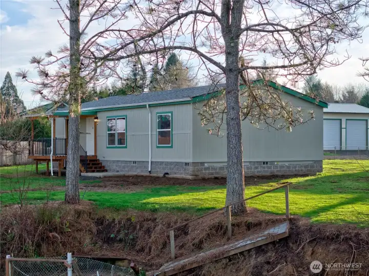 Beutiful, Never lived in home on the Willapa River with large yard and river access