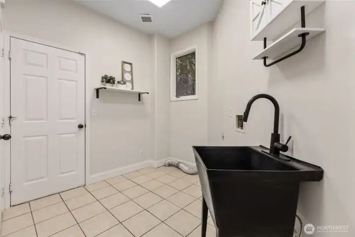 Main floor utitlity with garage access