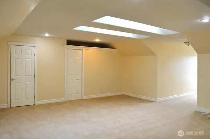 2FL Flex Room w/Skykights