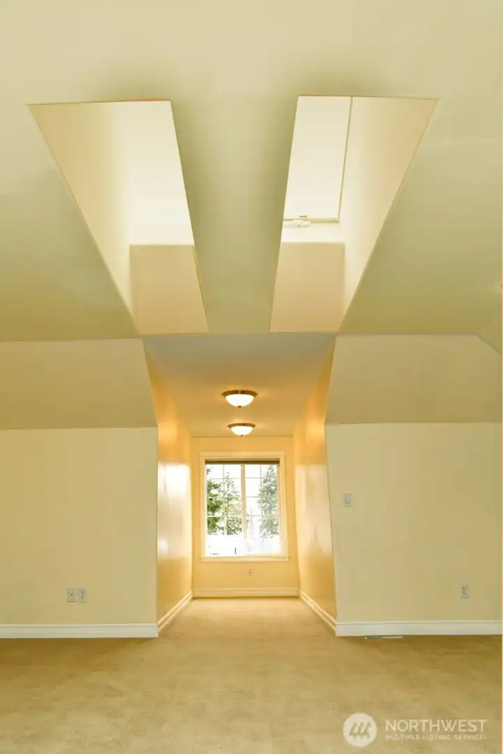 2FL Flex Room w/skylights