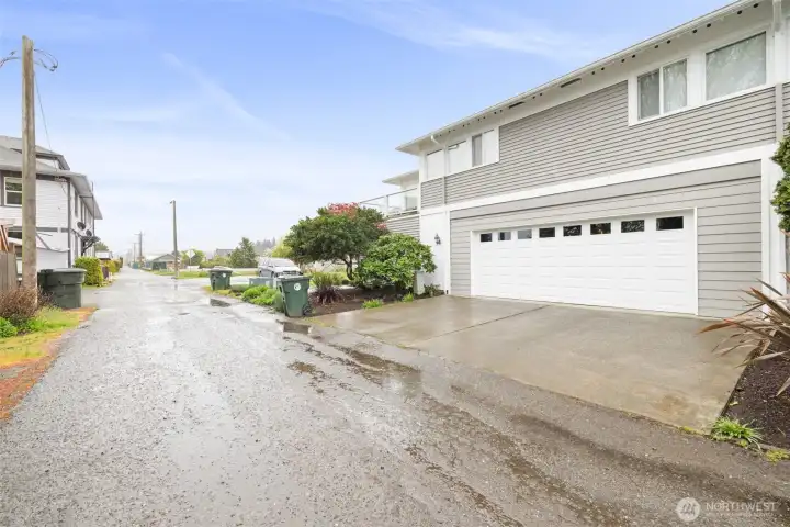 Huge garage! Huge garage!