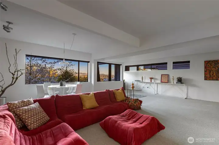 Large, 1,000 SqFt lower level family room includes media and gaming/eating areas, guest room, 3/4 bath, spacious laundry, private wine cave and fantastic Lake Washington and Mountain views