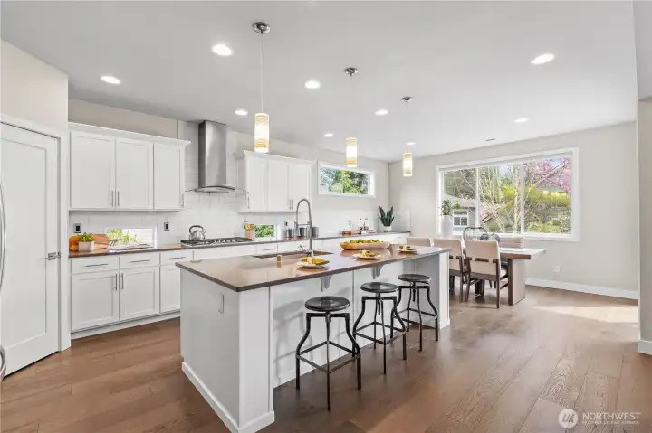 Chef's Kitchen w/Walk In Pantry