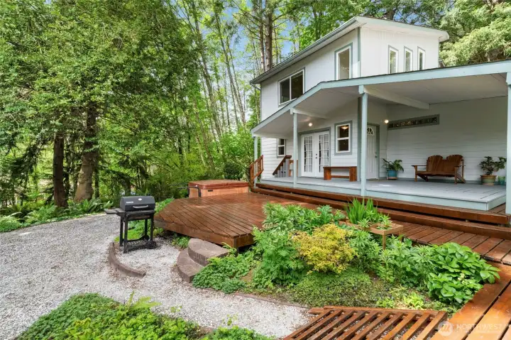 Beautiful wood deck with amazing hot tub. Everything works perfect