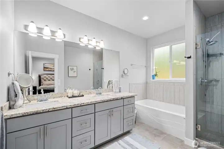 W/ attached 5 piece en-suite bath!