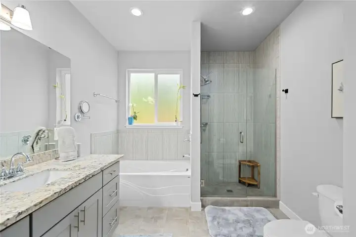 Dual vanity w/ granite countertops, tile shower & tub!