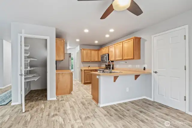 Dining nook/eating area off kitchen