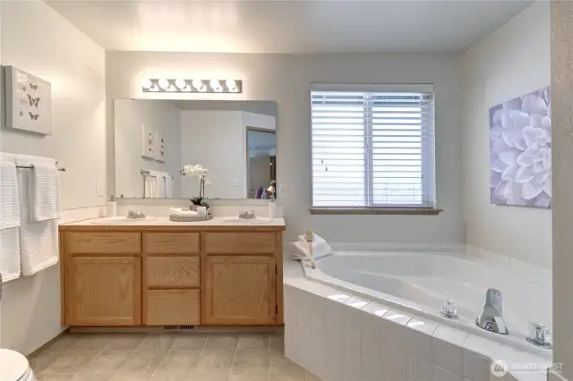 5-piece main ensuite