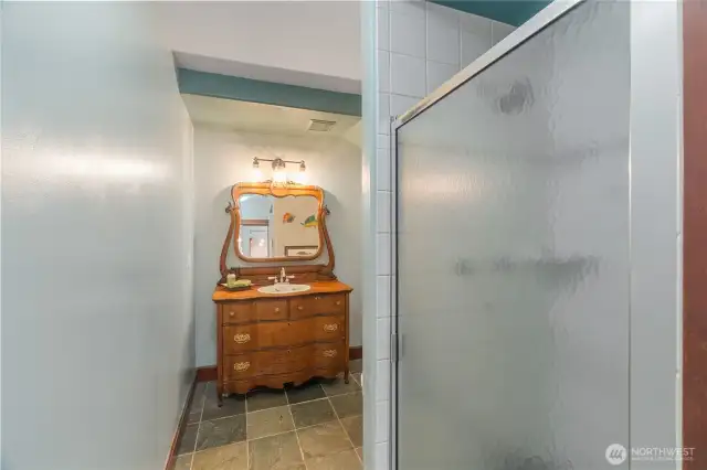 1st floor 3/4 bath