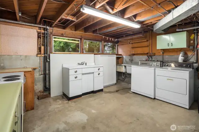 2nd Kitchen & Laundry - Lower Level