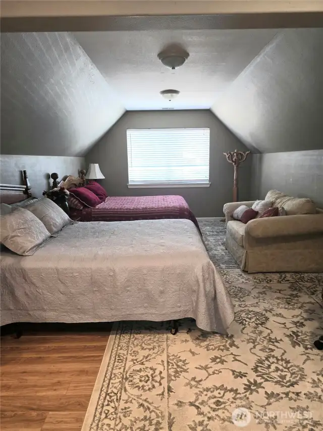 Huge Bedroom 4 or Bonus Room