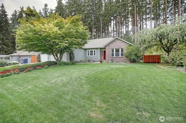 Pretty front yard & mature landscpaing!