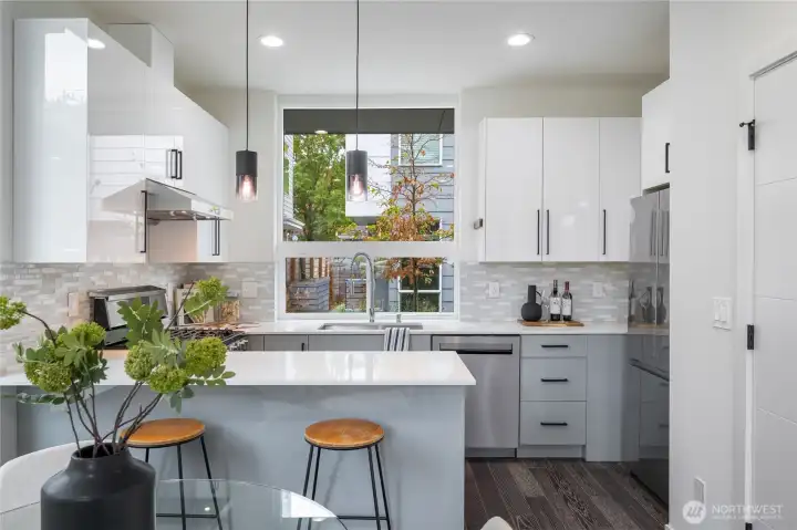Kitchen counter eating space