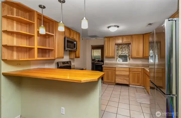 Open Airy Kitchen Breakfast Bar