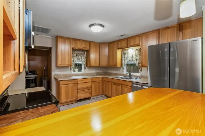 Alternate View of the Breakfast Bar & Kitchen