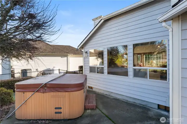 Hot tubs works according to seller and can stay!