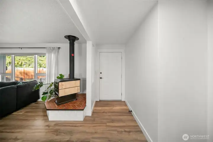 Freestanding wood stove with tile hearth