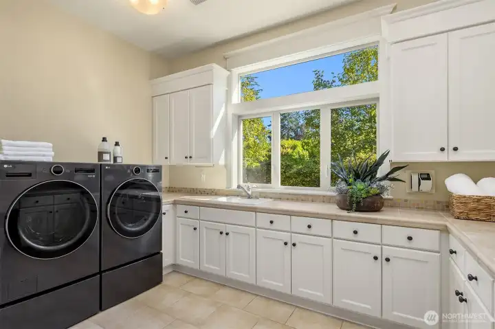 Huge Utility room off mudrom