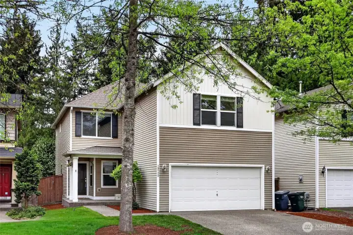 This homes prime location places you minutes away from major shopping while keeping the outdoor beauty of Lake Tapps and Mount Rainier right at your doorstep