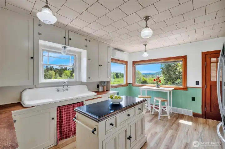 Spacious kitchen with movable island