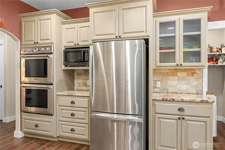 Double oven, lots of storage and a pantry? What a dream!