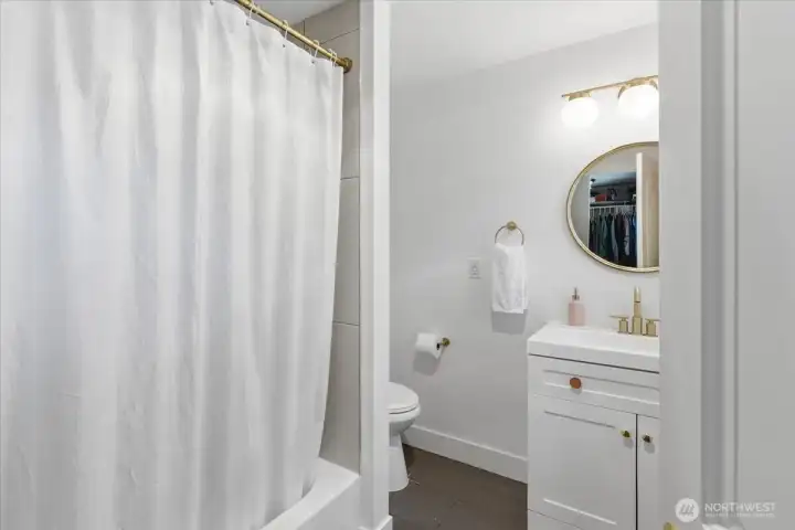 Enjoy the updated primary bathroom with tasteful finishes. Enjoy the updated primary bathroom with tasteful finishes.