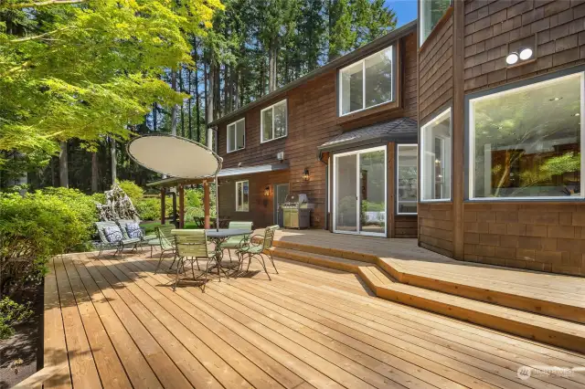 Brand new deck, perfect for entertaining and enjoying the beautiful surroundings. Propane is plumbed for your barbecue, there is a large jacuzzi and plenty of space for large gatherings.