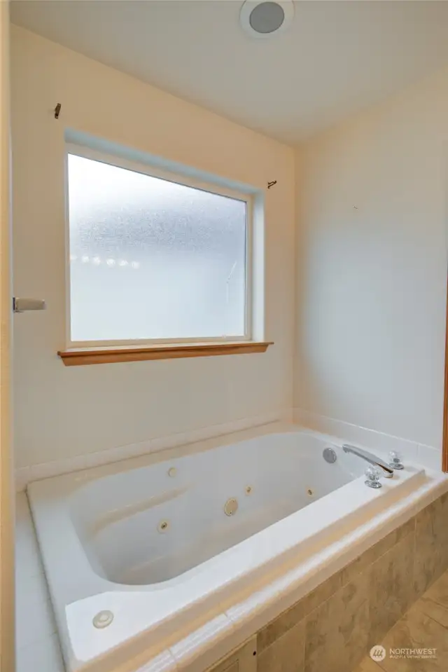 Jetted tub in primary bedroom bath