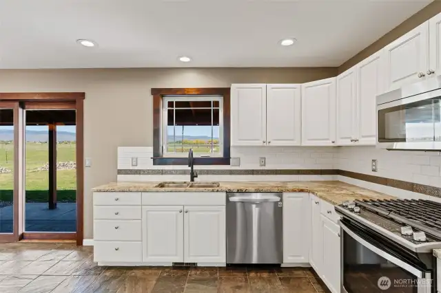 Door off kitchen/living to large covered patio
