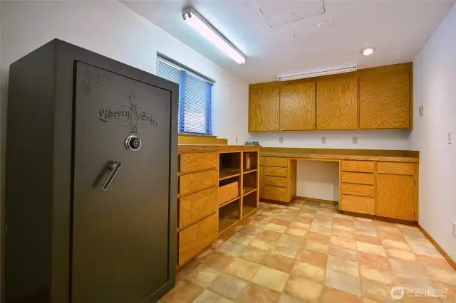 Flex space is great for stroage, Safe stays as well, room measures14 x 8