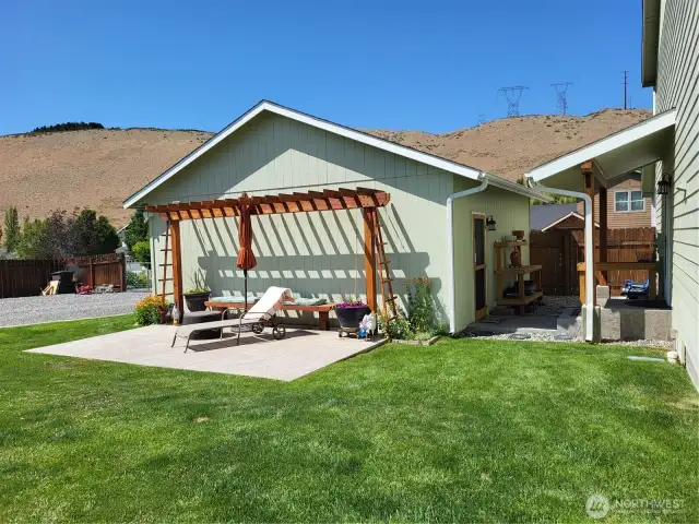 "Mini" Breezeway between House and Garage