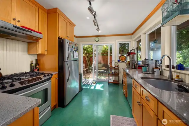 Main floor kitchen with marmoleum flooring and quartz counters.