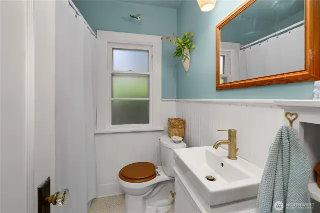 Main floor guest bath.