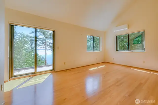 Upper floor bedroom
