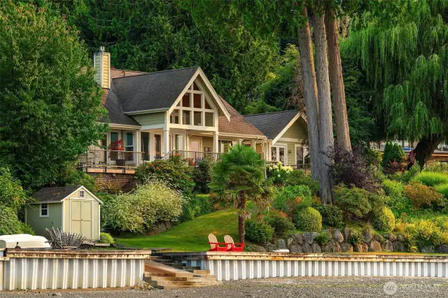 Great bulkhead & fun boat house has room for your gear.