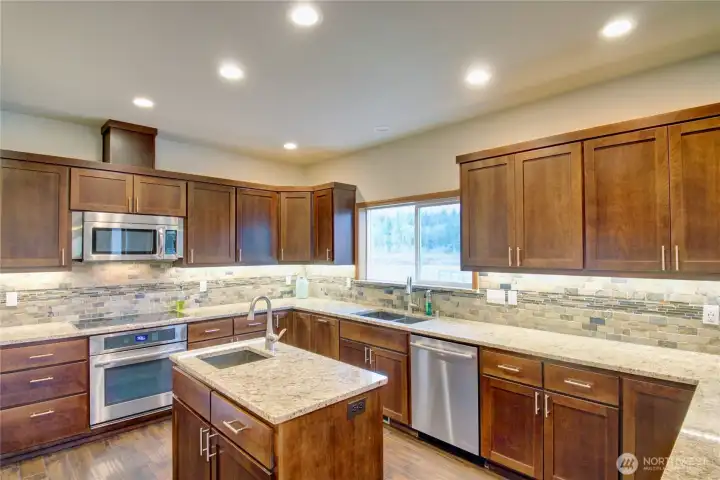 Kitchen with island                                                                                                                                                                                                                                                                                                                en