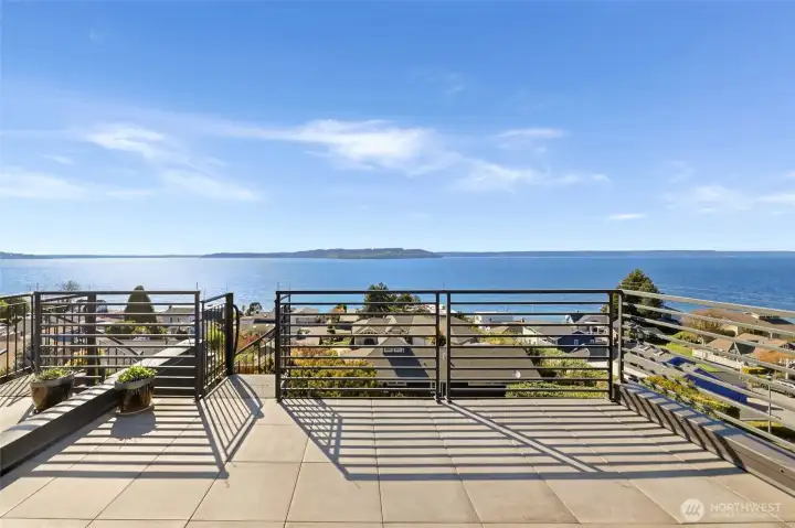 Rooftop deck with more stunning unobstructed views.