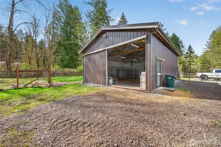 864 sq ft pole barn