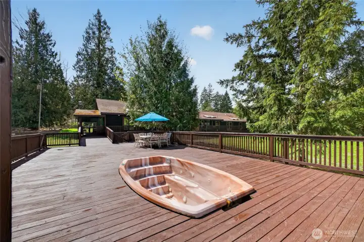 Deck/Endless wave / hot tub