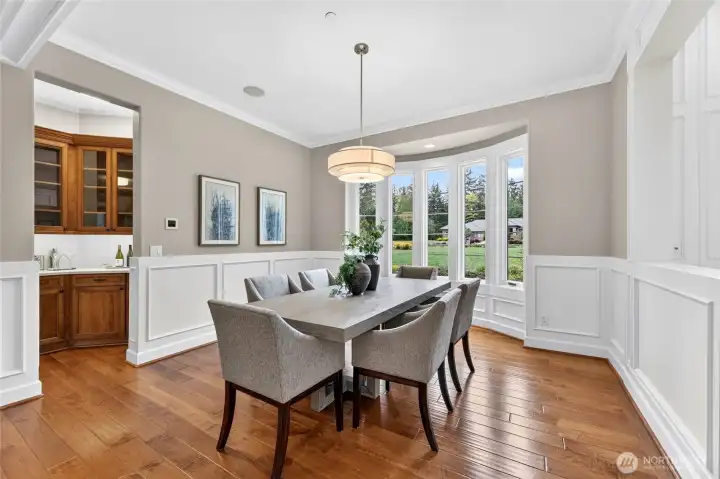 Dining Room that can handle your largest gatherings and festivities