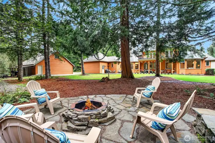 A Firepit for casual summer nights - roasty toasty