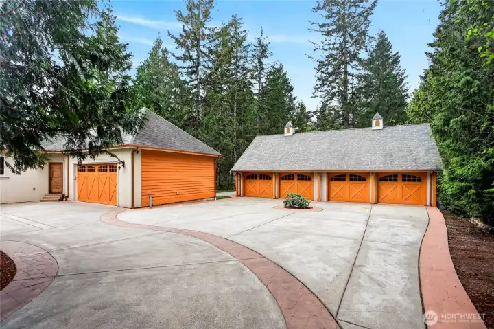 Huge driveway for space to park or pickleball!
