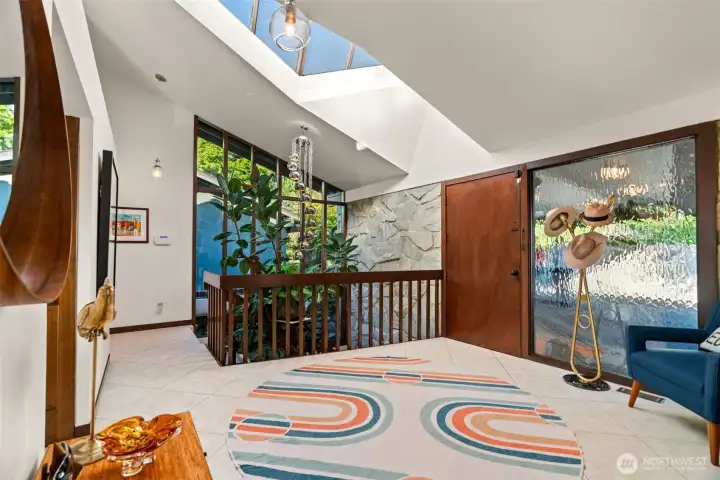 Entry with vaulted ceiling .