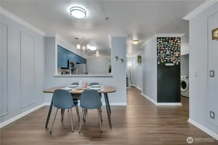 Seamless flow from the living room to the kitchen Seamless flow from the living room to the kitchen