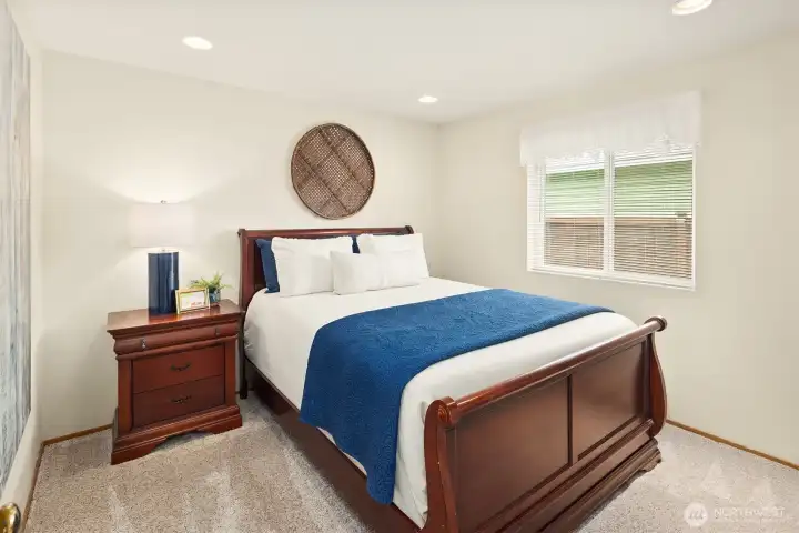 Here is the next secondary bedroom. Here is the next secondary bedroom.