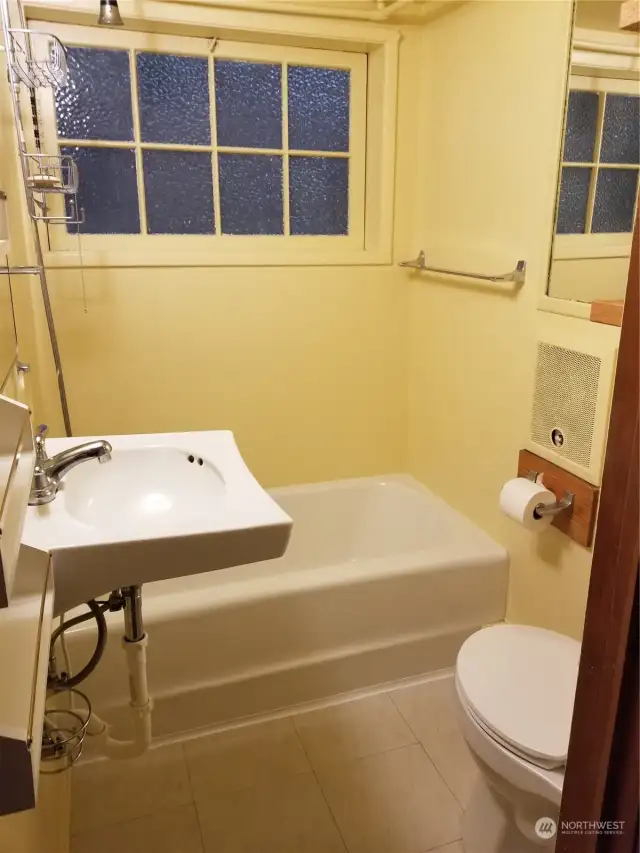 Apartment Full Bathroom
